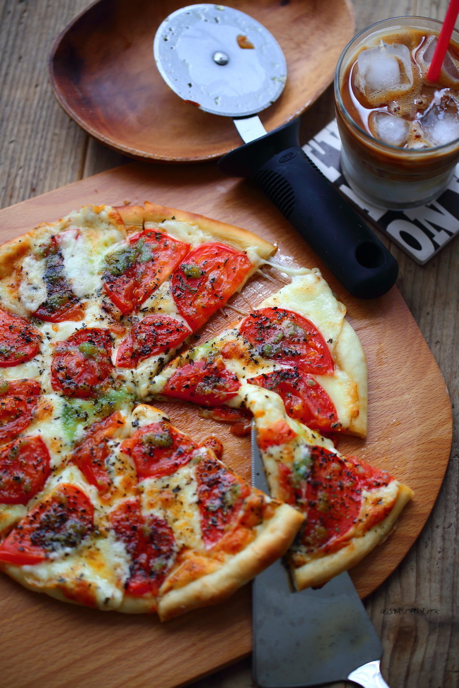 じゅわっ♡トマトとチーズのシンプルピザ♡の画像