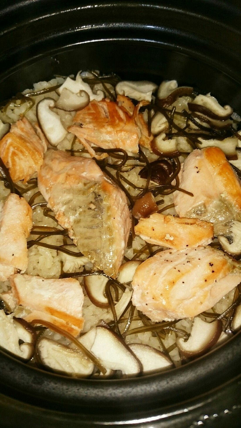 土鍋で絶品～鮭と昆布の炊き込みご飯☆♪の画像