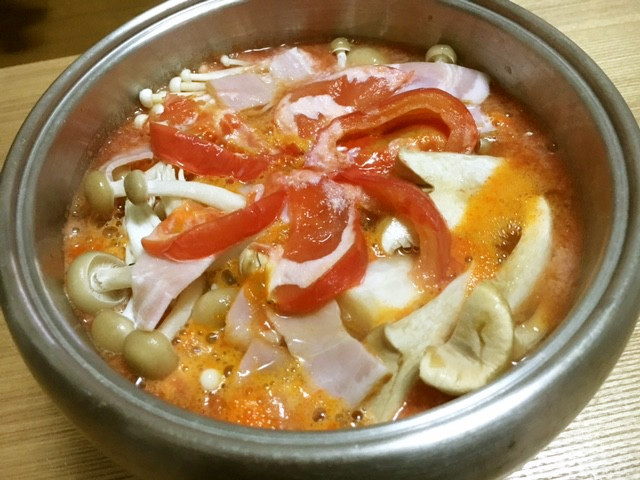 凍らせトマトのキムチ鍋。の画像
