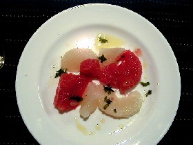 グレープフルーツのシンプルサラダ。の画像