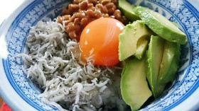 ぱぱっと丼♪アボカドしらす納豆丼★