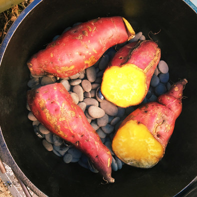 ダッチオーブン石焼き芋の写真