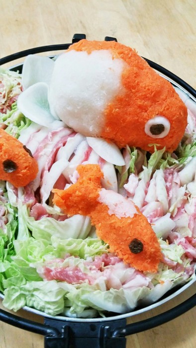 金魚が泳ぐ豚バラ肉と白菜鍋の写真