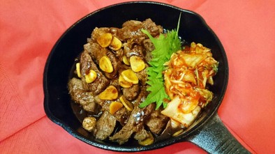 牛もも肉の韓国風☆旨辛炒め～キムチ添えの写真
