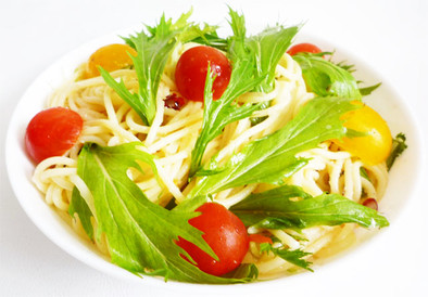 水菜とプチトマトとアンチョビの冷製パスタの写真
