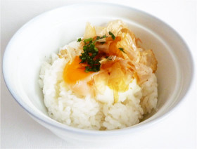 電子レンジで簡単 温泉玉子とかつお節丼