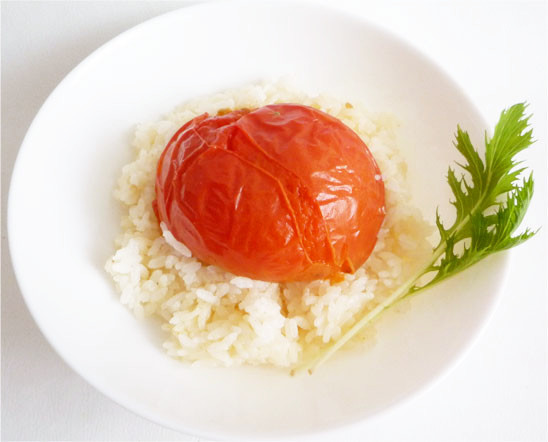 豪快に丸ごとトマトを炊き込む　トマトご飯の画像