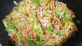 半熟オムレツと焼きそばのオムそばトースト