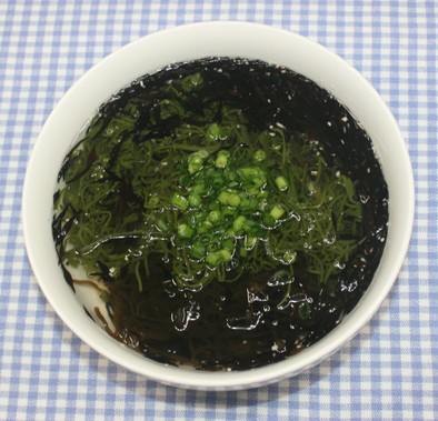 簡単干しシイタケパウダーと乾燥海藻スープの写真