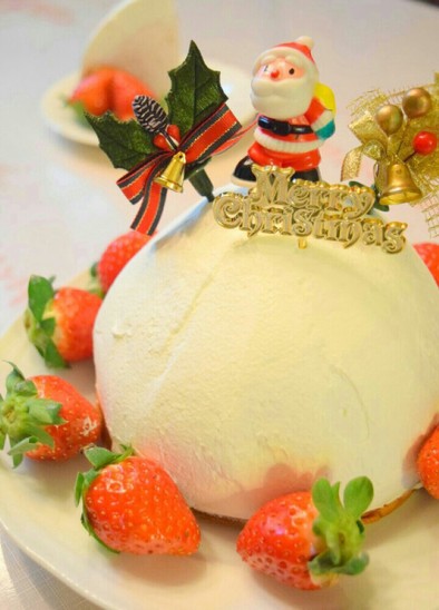 ストロベリー☆チーズムースのドームケーキの写真