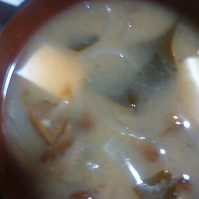 なめこ豆腐大根ワカメおくらの味噌汁の写真