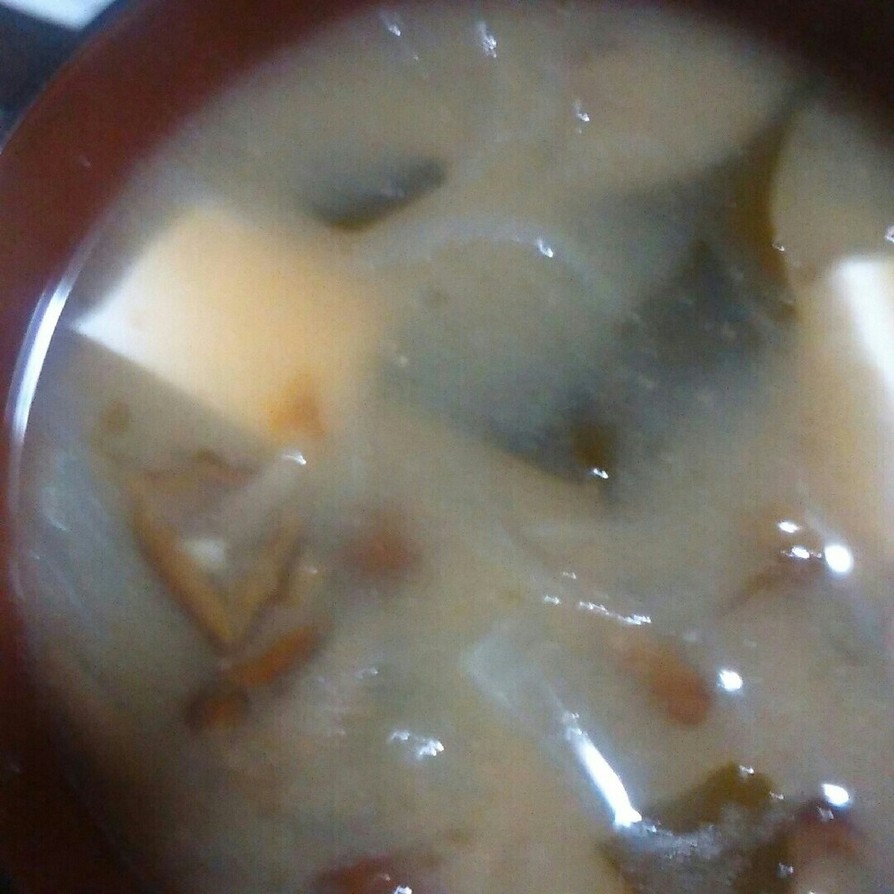 なめこ豆腐大根ワカメおくらの味噌汁の画像