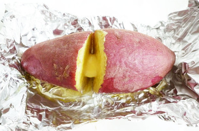 オーブントースターで時短簡単　焼き芋の写真