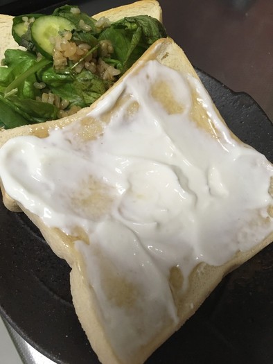 ずぼら朝飯♡メープルヨーグルトトーストの写真