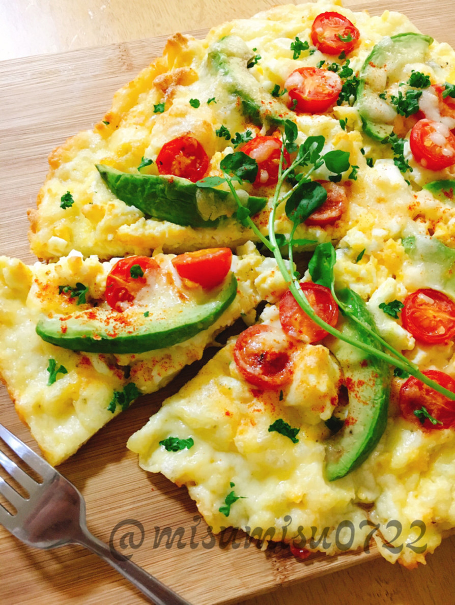 卵とアボカドトマト☆チーズ卵の低糖質ピザの画像