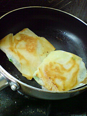 春巻の皮で♪ブルーチーズとトマト包み焼き