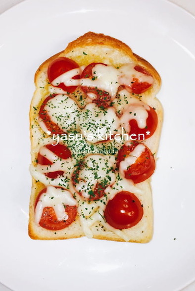 美味しい朝食♪焼きトマトチーズトーストの写真