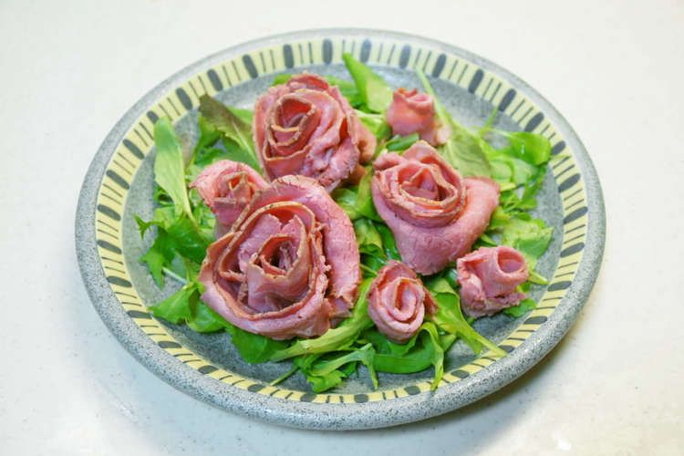 おもてなしに ローストビーフのお花サラダ レシピ 作り方 By さつきa クックパッド 簡単おいしいみんなのレシピが368万品