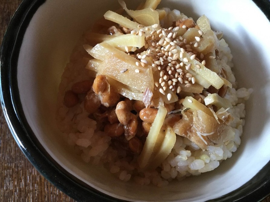 鯖の味噌煮の生姜と納豆のご飯の画像