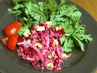 ビーツとキヌアの赤い健康サラダの写真