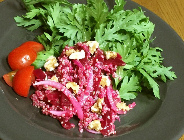 ビーツとキヌアの赤い健康サラダの画像