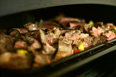 オーブンで仕上げるステーキの写真