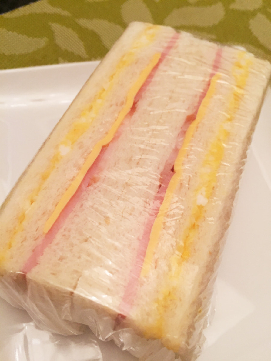 ハムチーズ＆卵の2段サンドイッチの画像