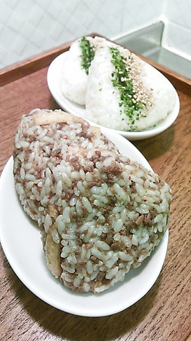 鮭マヨとそぼろごはんのおにぎり
