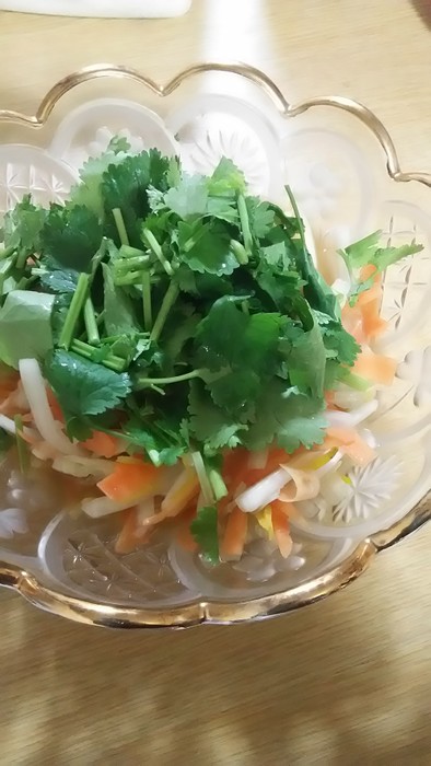 白菜とパクチーの甘酢和えの写真
