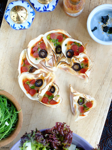 簡単で完璧っ♡餃子の皮のフラワー・ピザ！の写真