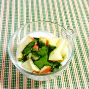 ヨーグルトに、りんご&抹茶♪の写真