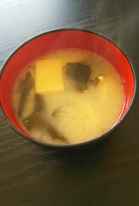 わかめ豆腐と油揚げの味噌汁