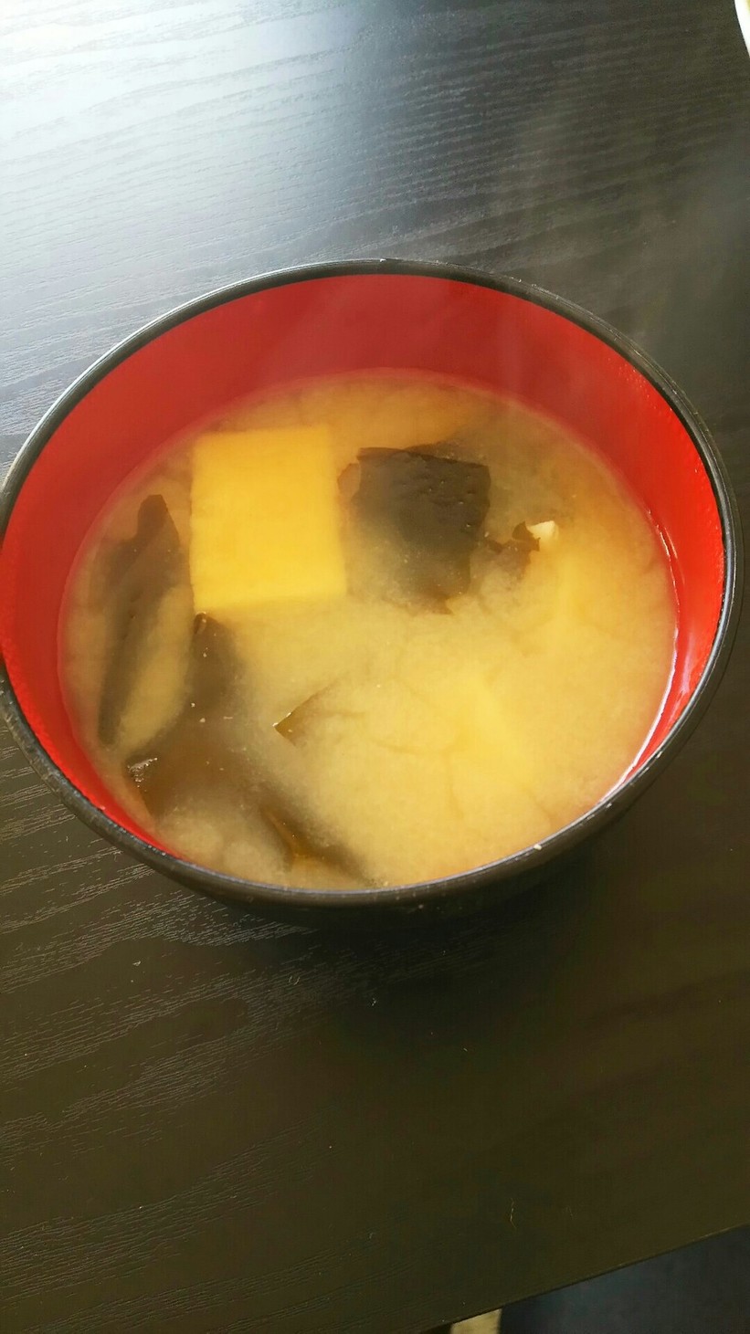 わかめ豆腐と油揚げの味噌汁の画像