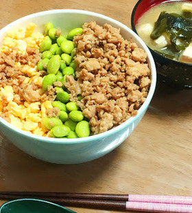 金ごまたっぷり三食丼