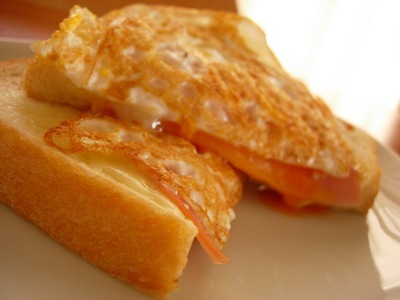 フライパンでハムチーズエッグトーストの画像