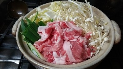 特製ダレで豚肉と白菜の鍋の写真