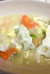 簡単♥餃子の野菜たっぷり温まるスープ