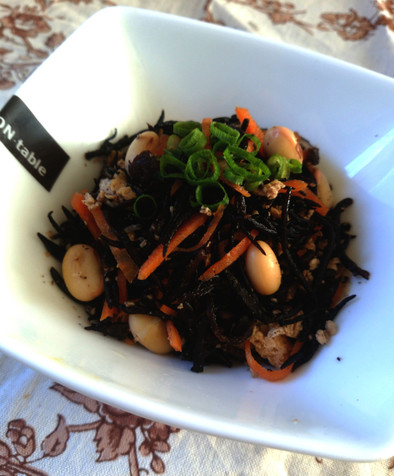 大豆とひじきの煮物【柏市学校給食】の写真