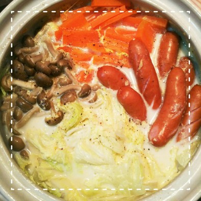 土鍋で簡単！白菜のコンソメミルクスープ鍋の写真
