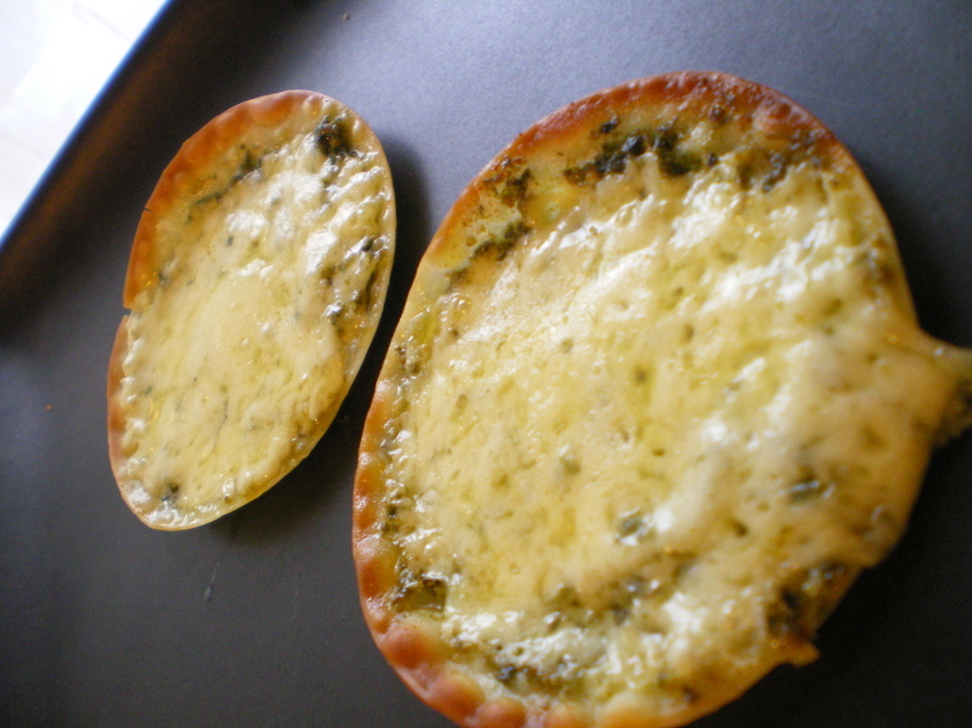 パンチの効いたほうれん草のペストピザのレシピ