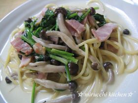 茸とほうれん草とベーコンのクリームパスタ