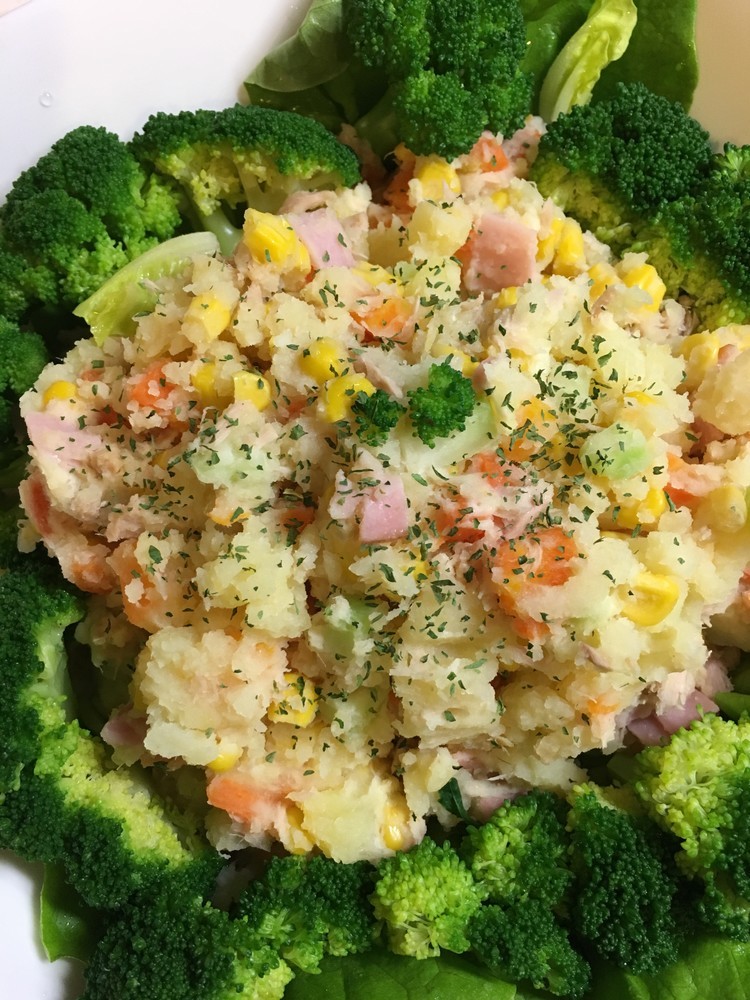 サーモンと新ポテト＆コーンサラダ＆バジルドレッシングのレシピ