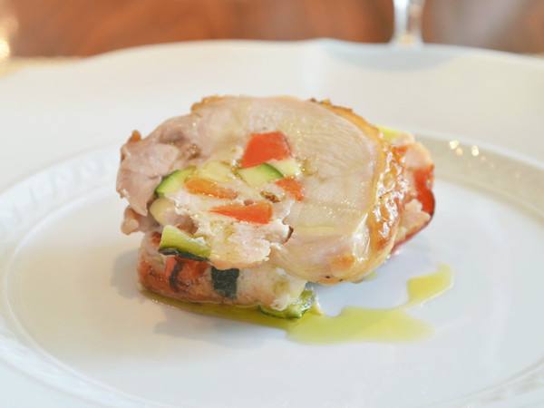 彩野菜を詰めた鶏肉のロースト