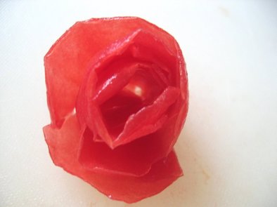 トマトの皮でつくるバラの飾りの写真