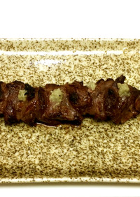 肉肉しい牛ハラミ肉の串焼き