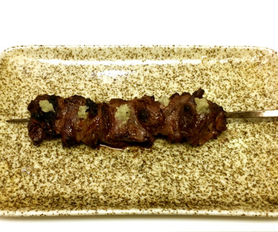肉肉しい牛ハラミ肉の串焼きの写真