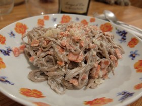 スモークサーモンと蕎麦のクリームパスタ