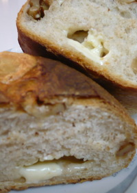 カマンベールとクルミたっぷりのパン