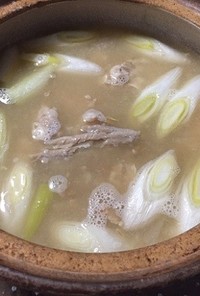 簡単なべ☆鮭缶とネギの納豆味噌鍋