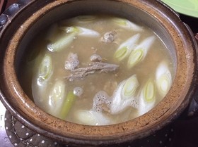 簡単なべ☆鮭缶とネギの納豆味噌鍋